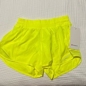 Lululemon Hotty Hot LR Short 4” lined